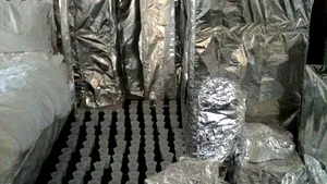 FARSA făcută de nişte studenţi colegului lor: Au petrecut patru zile ca să-i împacheteze toată camera în folie de aluminiu - FOTO