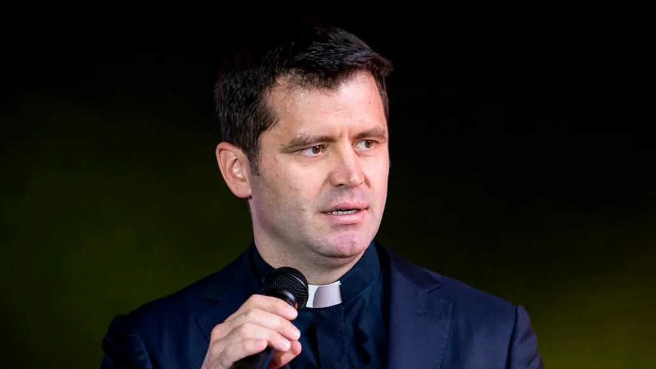 Preotul catolic Francisc Doboş, ironii ​despre controversa gen vs. sex în buletin. „O ţineam sus şi tare că sunt Papesa Francisc”