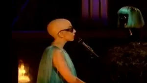 Lady Gaga şi-a şocat fanii apărând cheală într-un show TV - VIDEO
