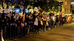 150 de persoane scandează la Arestul Central. Georgescu îi aude prin fereastra deschisă a celulei