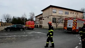Constanţa. Sute de elevi evacuaţi din şcoala din Cuza-Vodă din cauza unui miros toxic