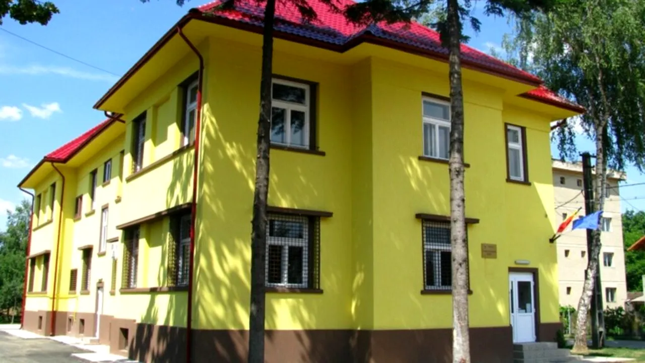 Doi părinți din Arad, acuzați că și-au abuzat copiii ani la rând