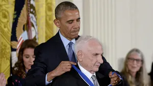 Frank Gehry, legendarul arhitect american, a murit la vârsta de 96 de ani