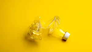 Viitor medical mai sustenabil? Bacteriile pot transforma deșeurile din plastic în paracetamol