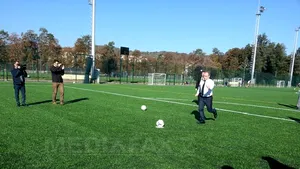 Cluj: Primarul Boc şi prefectul Vuşcan au tras la poarta de fotbal la inaugurarea unui campus sportiv - FOTO