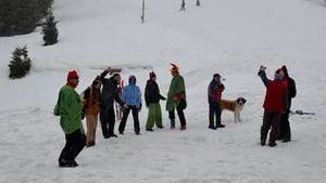 Turişti costumaţi în D'Artagnan, Robin Hood sau Pocahontas, la Carnavalul Zăpezii din Parâng