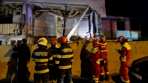 Explozie într-un bloc din Craiova: zeci de oameni evacuaţi. O femeie a murit