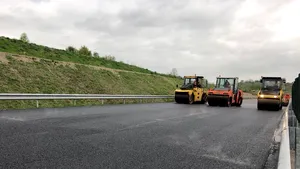 INS: În 2017 s-au dat în folosinţă 16 kilometri de autostradă. Jumătate din drumuri sunt expirate