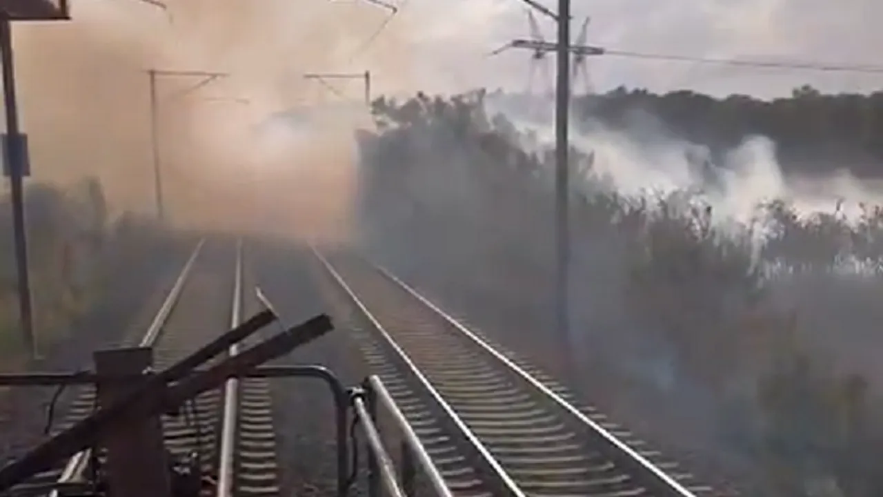 Efectele incendiului de vegetaţie: 11 trenuri au acumulat în total 1400 de minute de întârziere 