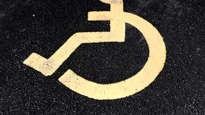 21 de şoferi, amendaţi în Bucureşti pentru că au parcat pe locuri pentru persoane cu dizabilităţi