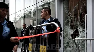 Noi INCIDENTE la Hong Kong: Manifestanţi mascaţi au încercat să intre în Parlamentul din Hong Kong