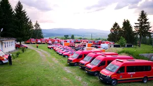 Ultimele pregătiri la Şumuleu Ciuc, pentru vizita Papei Francisc: Zeci de maşini de intervenţie, echipaje şi corturi, mobilizate în aşteptarea pelerinilor | FOTO