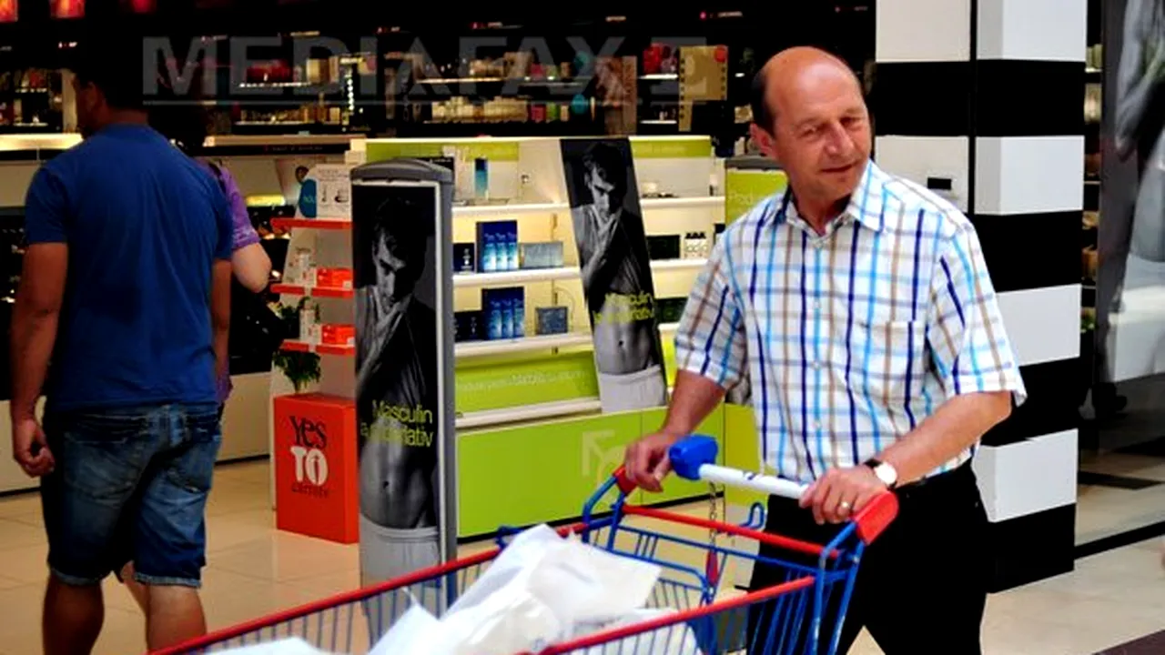 Preşedintele Băsescu a invitat ziariştii la cafea într-un hipermarket, după ce a făcut cumpărături