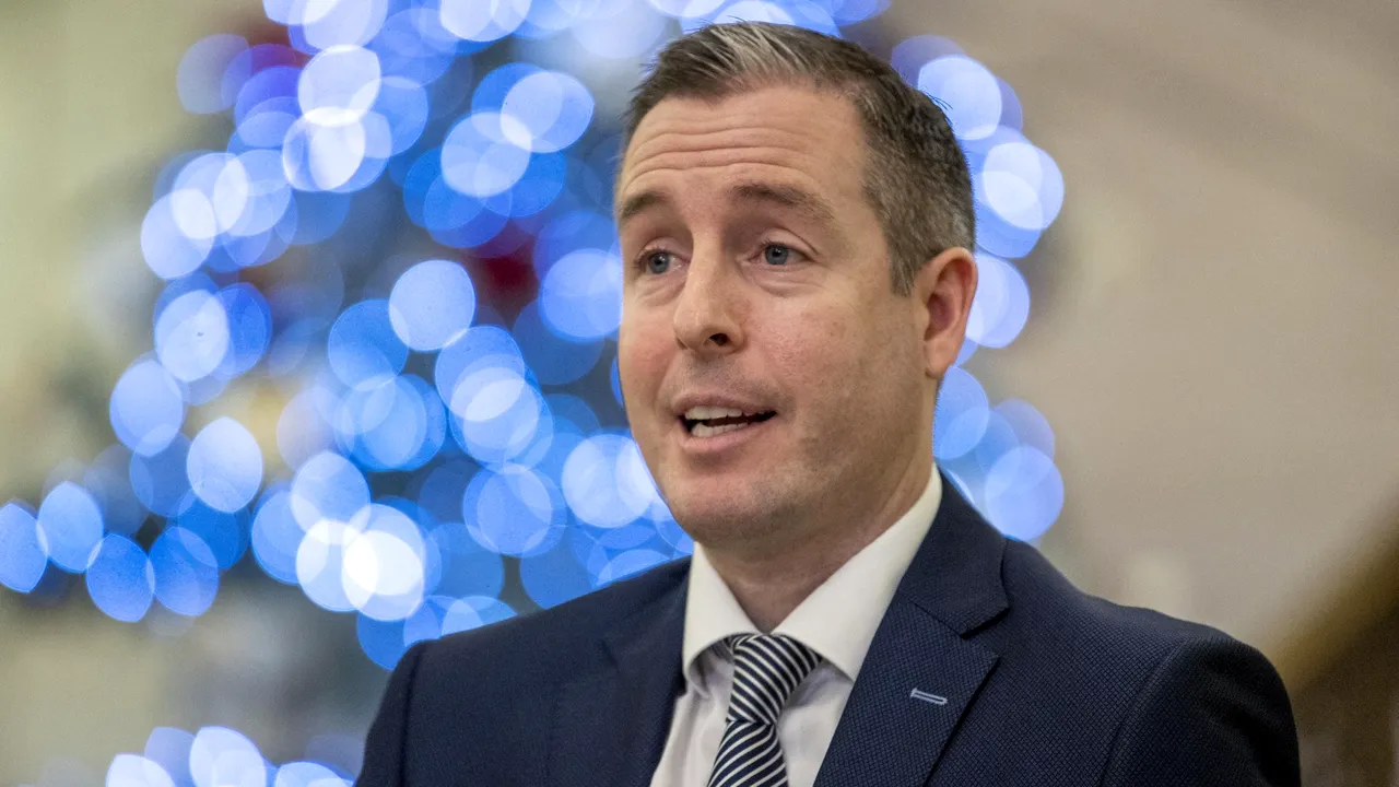 Premierul nord-irlandez, Paul Givan, a demisionat, pe fondul crizei privind Acordul Brexit 