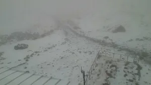 FOTO | Ninsoare în septembrie, în judeţul Caraş-Severin. Stratul de zăpadă ajunge la 3 centimetri