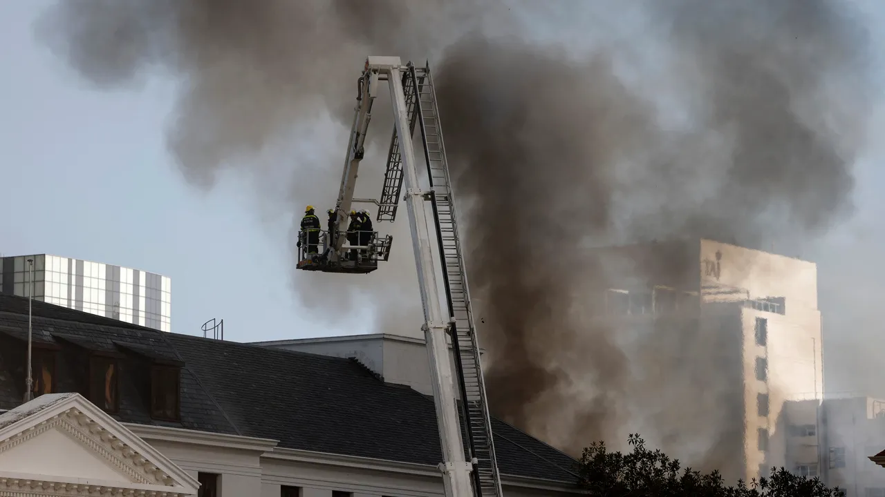 Clădirea Parlamentului din Cape Town a fost cuprinsă de flăcări. Incendiul este puternic