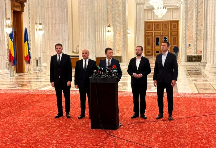 ECONOMIC Fitch: România riscă retrogradarea la „junk” dacă criza politică se prelungește
