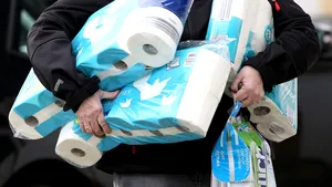 Ţeapă. A rămas cu hârtie igienică în valoare de 10.000 de dolari după ce supermarketul a refuzat să o primească înapoi
