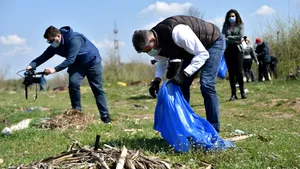 La strâns gunoaie. Acţiune de voluntariat a unui partid politic în România, de Ziua Pământului 