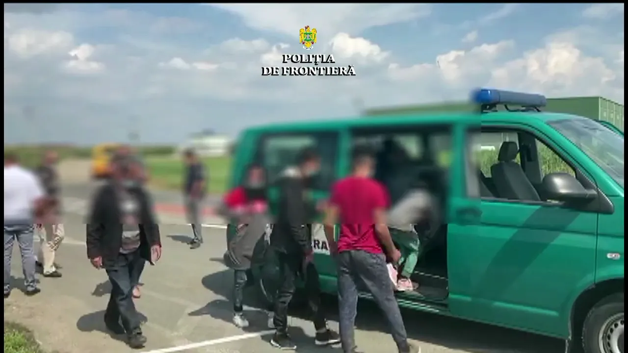 VIDEO: Focuri de armă, la frontieră. Şoferul unei maşini a făcut cale întoarsă în faţa unui filtru de poliţie 