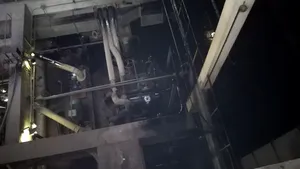 ACCIDENT tehnologic pe platforma ArcelorMittal Galaţi: Sute de litri de păcură s-au scurs pe un teren din curtea societăţii/ Primul ajutor la faţa locului