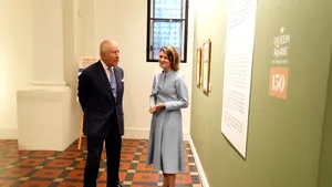 Regele Charles a vizitat expoziția dedicată Reginei Maria, rudă îndepărtată a monarhului, la Institutului Cultural Român din Londra. 