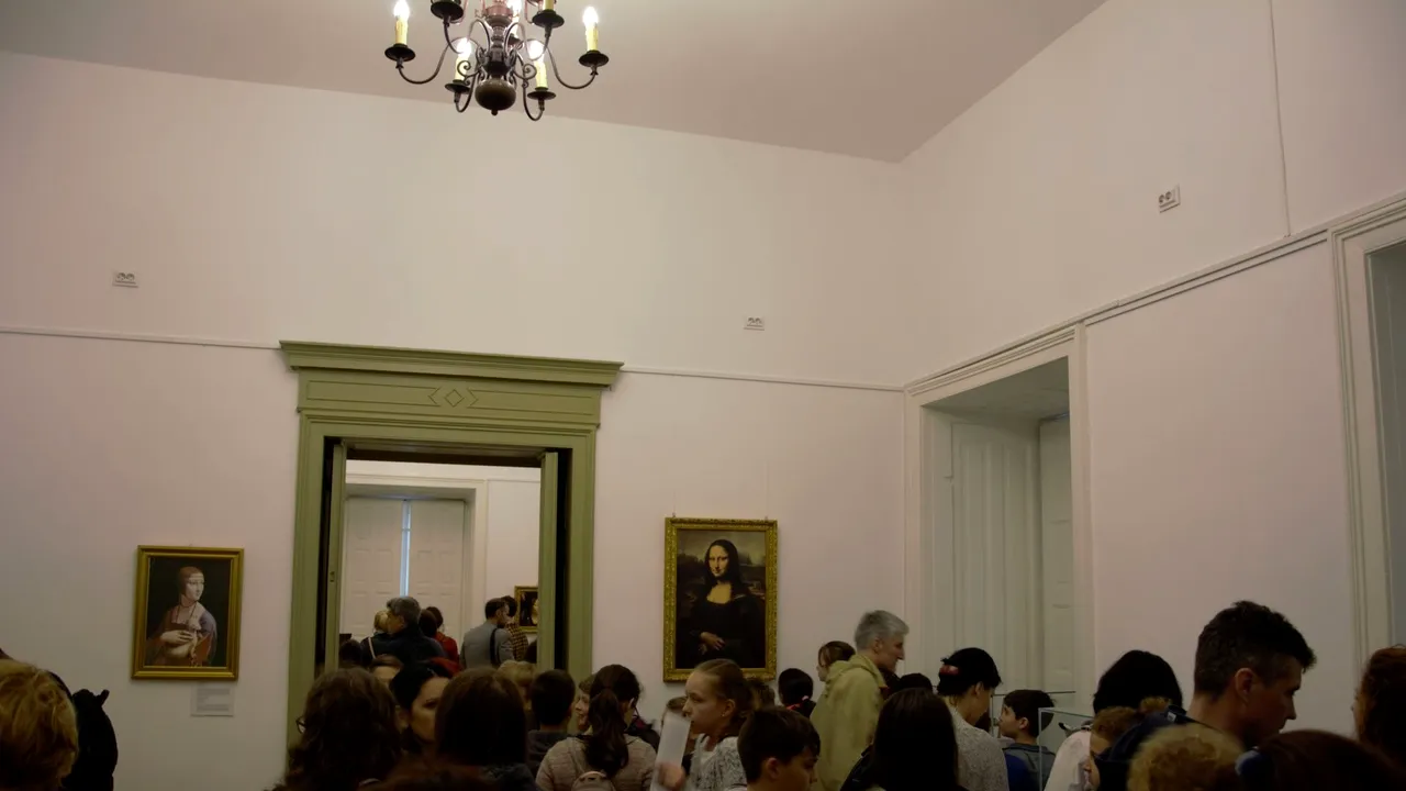 FOTO Noaptea Muzeelor 2017: Peste 13.000 de vizitatori au admirat expoziţiile Muzeului Municipiului Bucureşti/ 18.000 de vizitatori au fost la Cimitirul Bellu şi peste 14.000 la Geologie