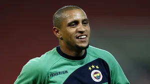 Roberto Carlos şi-a prelungit contractul cu Fenerbahce