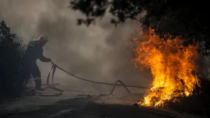 Pompierii români intervin la stingerea unui incendiu din Nord-Estul Atenei
