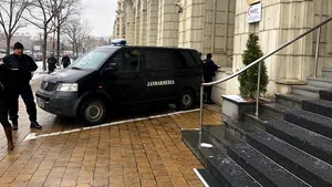Protestatarii care au aruncat cu vopsea pe scările Ministerului Justiţiei, cercetaţi pentru distrugere