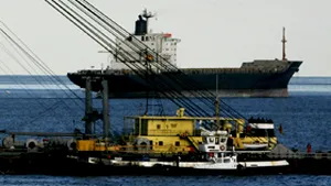 Nava cambodgiană scufundată din cauza încărcăturii aşezate defectuos