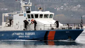 Poliţia bulgară a reţinut 60 de refugiaţi pe un iaht furat care se îndrepta spre România