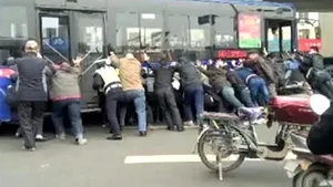Salvare miraculoasă: Pasageri şi trecători au scos un bărbat de sub roţile unui autobuz - VIDEO