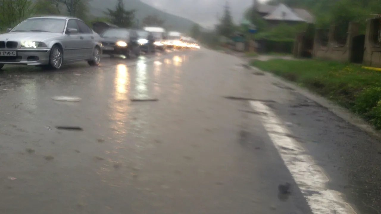 Trafic îngreunat pe Valea Prahovei după o ploaie torenţială/ La Câmpina şi Breaza a căzut grindină de mărimea unui ou de porumbel | FOTO