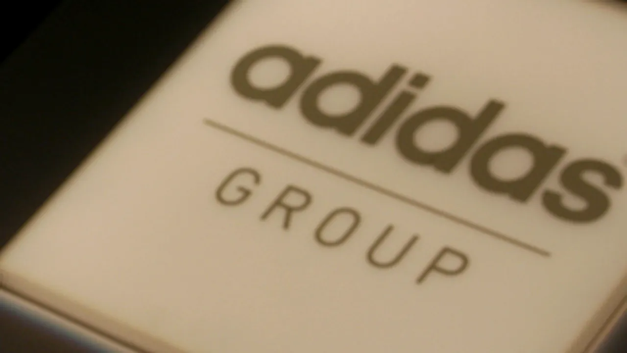 Adidas va închide mai multe reprezentanţe regionale din Europa şi Asia