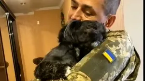 Reuniune emoţionantă dintre un soldat ucrainean şi căţeluşul său VIDEO