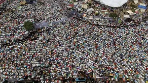 Sute de egipteni ocupă în continuare piaţa Tahrir din Cairo