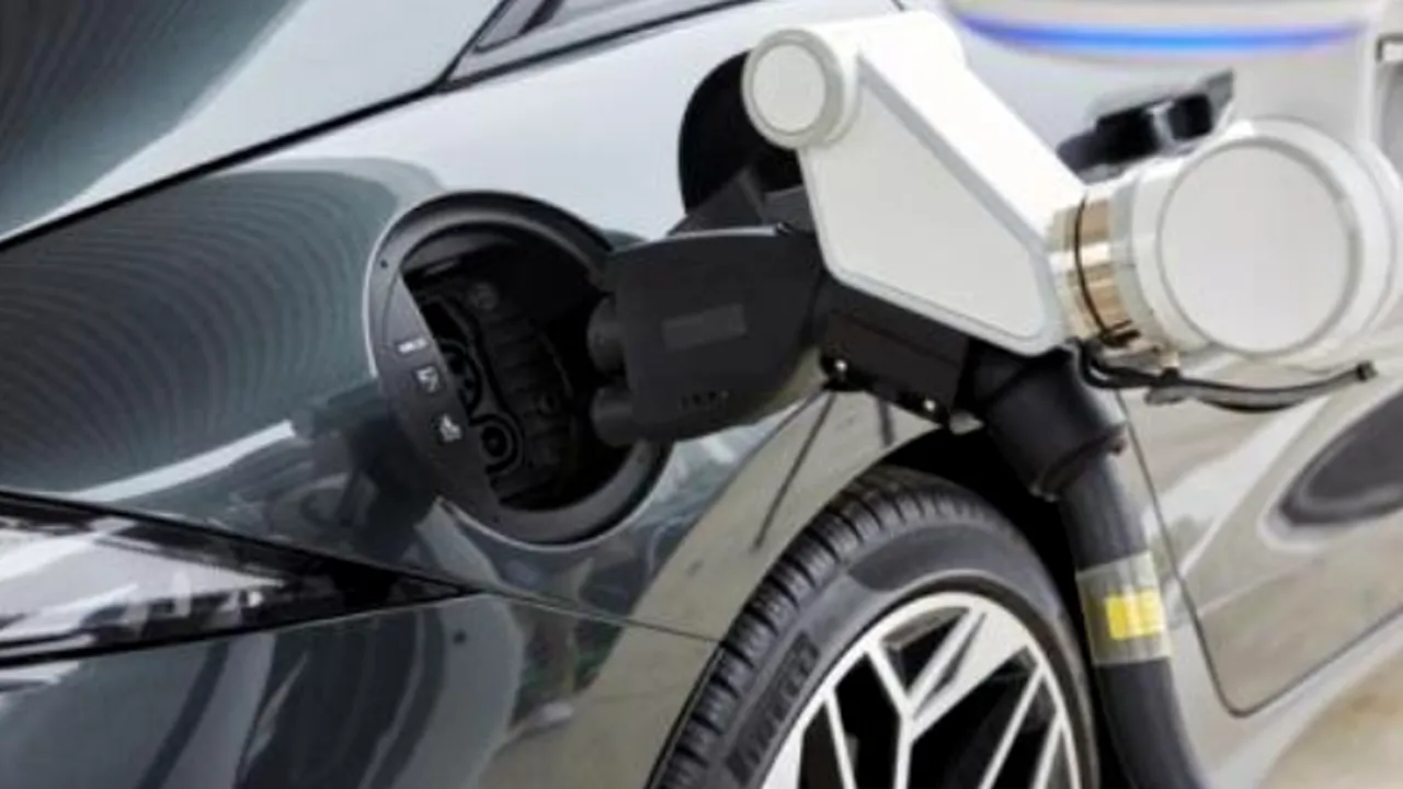 Un robot de la Hyundai încarcă maşinile electrice
