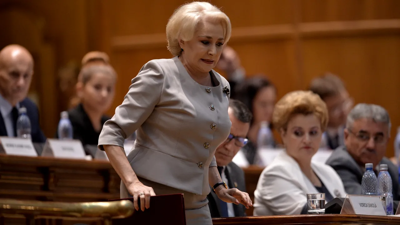 Moţiunea de cenzură, RESPINSĂ. Tensiuni în Parlament unde PNL a desfăşurat un banner cu mesaj politic. Dăncilă: Contează doar punerea unor etichete/ Băsescu: Dacă nu cade prin moţiune Guvernul, bine ar fi să-l daţi jos - LIVE TEXT