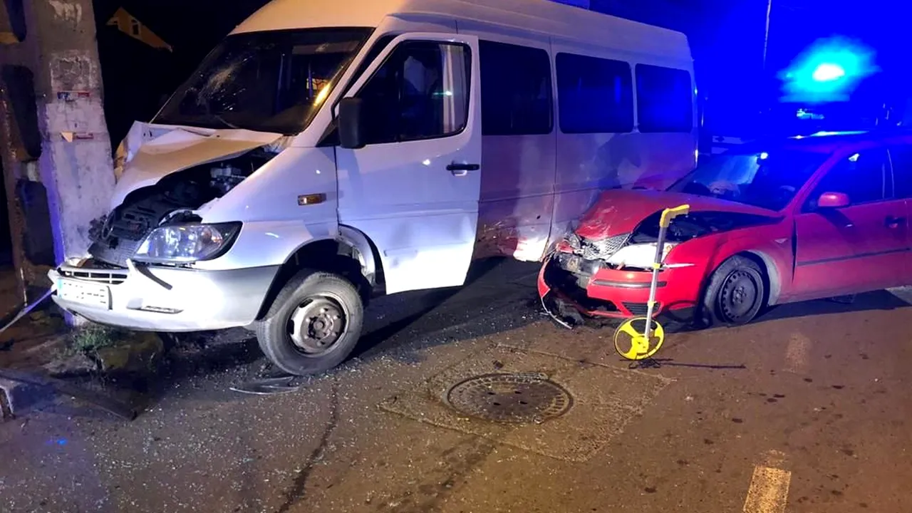 Grav accident în Constanţa: Cinci răniţi după ce o maşină şi un microbuz de transport persoane s-au ciocnit