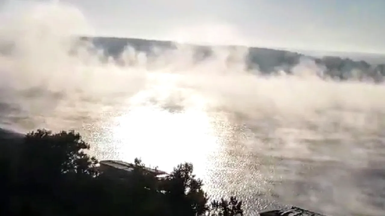 Fierbe Dunărea la Galaţi. Nori de aburi s-au ridicat deasupra apei | FOTO