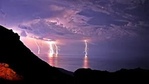 Imagine uimitoare: Fulgere lovind în mare în timpul eclipsei totale de lună