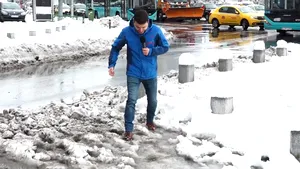 Cum au înfruntat pietonii din Capitală trotuarele pline de zăpadă în drum spre muncă | VIDEO
