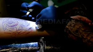 Un student canadian a inventat crema de îndepărtare a tatuajelor. Cum acţionează şi cât costă