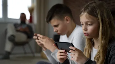 SOCIAL „Rețelele sociale – noul tutun”: medicii compară TikTok și Instagram cu fumatul