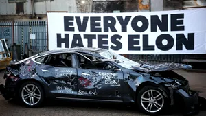 Participanţii la evenimentul „Toată lumea îl urăşte pe Elon” au distrus o Tesla cu un baros