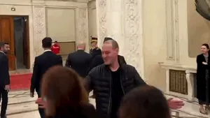 Premierul Ilie Bolojan, protejat agresiv de ofițerul de presă pe holurile Parlamentului. Jurnaliști blocați și împinși