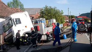 TIR încărcat cu butelii de oxigen goale, implicat în accident pe DN 17, traficul fiind blocat - FOTO