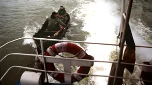 Alţi imigranţi au încercat să intre în România cu o barcă pe Dunăre, ajutaţi de un bulgar/ 17 persoane, reţinute la frontiera de vest