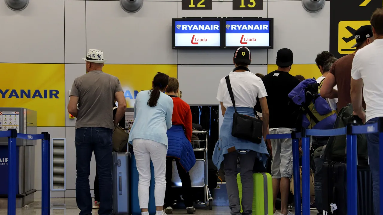 Ryanair, sancţionată din cauza plângerii unui pasager. O instanţă a decis că taxa practicată de companie pentru bagajul de mână este „excesivă”
